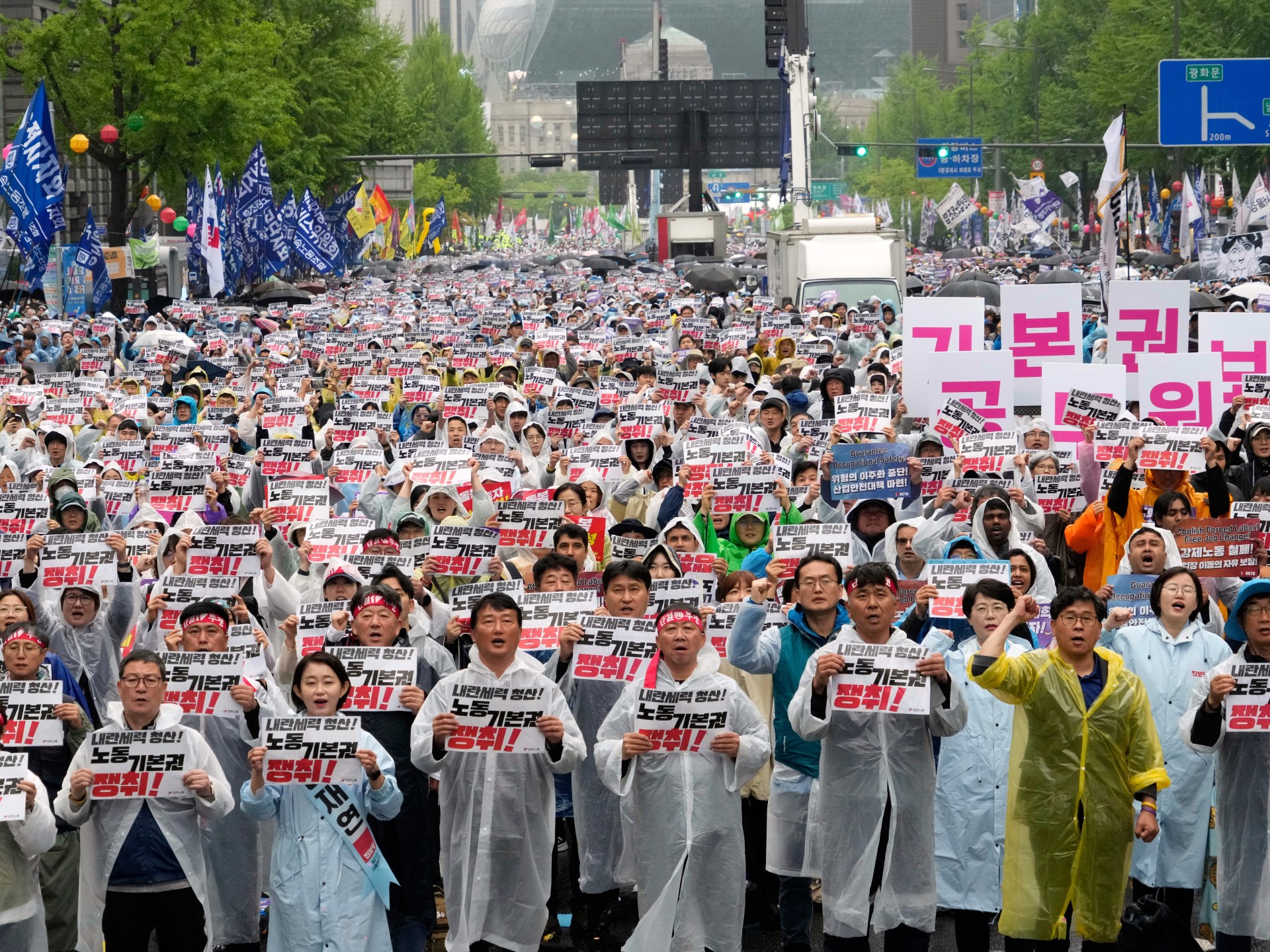 İşçiler Mayıs Günü'nü Trump Tarifeleri Gölgesi Altında Yürüyüşler ve Demolarla Gözlemliyor | İşçi Hakları Haberleri