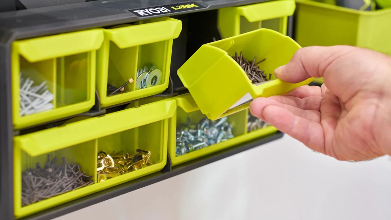 Ryobi, küçük bitler ve aletler düzenlemek için mükemmel bir çözüme sahiptir.