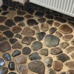 Plaj Çakıl Döşeme ile giriş yolunuza derinlik ve doku ekleyin