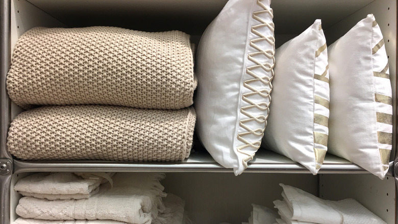 Dolaptaki battaniyeler ve yastıklar