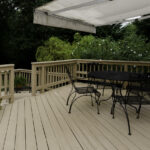 Güverte korkuluklarınıza bir bahçe elyafı ile ekstra gizlilik ekleyin