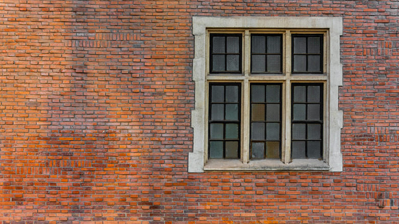 Yıpranmış tuğla duvarı ev