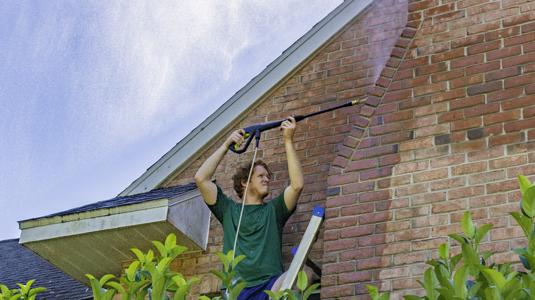 Adam Güç Yıkayan Tuğla Dış