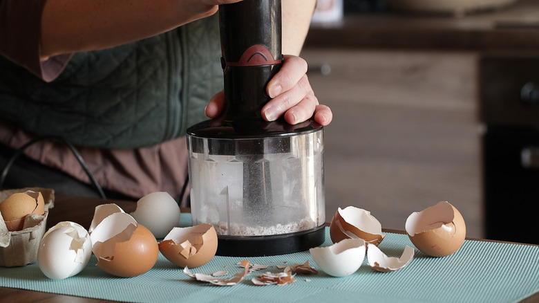 Yumurta kabuklarını ezmek için mutfak robotu kullanma
