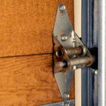 Gıcırtılı bir garaj kapısı için bu viral düzeltmeyi denemeye aldanmayın