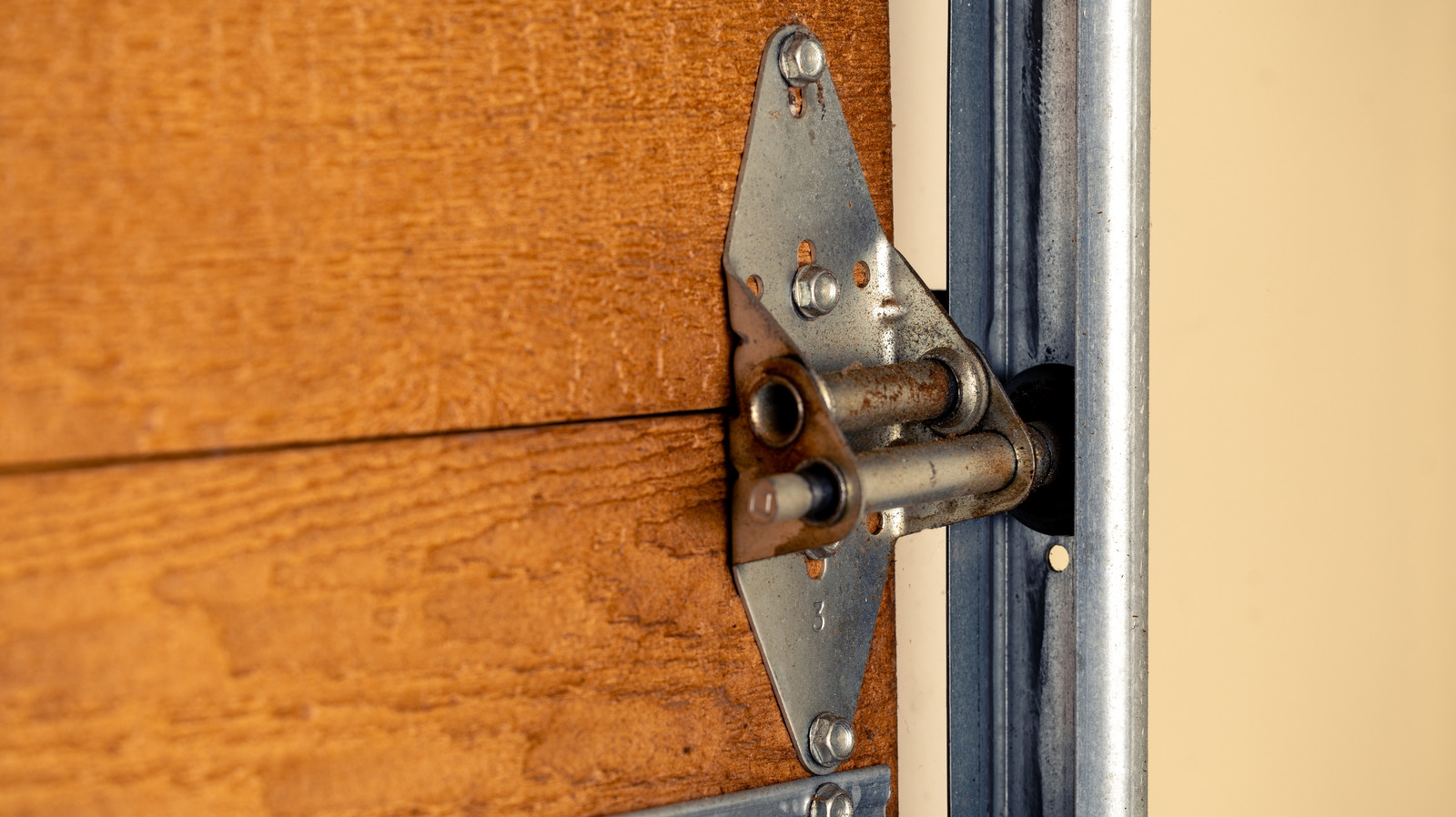 Gıcırtılı bir garaj kapısı için bu viral düzeltmeyi denemeye aldanmayın