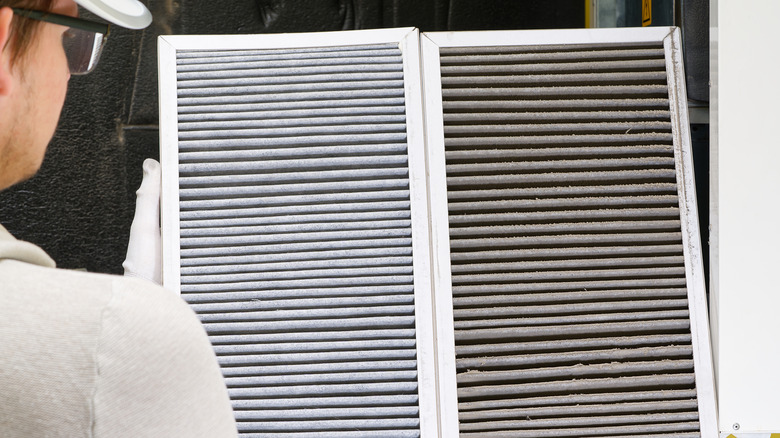 İki fırın filtresini yan yana tutan kişi