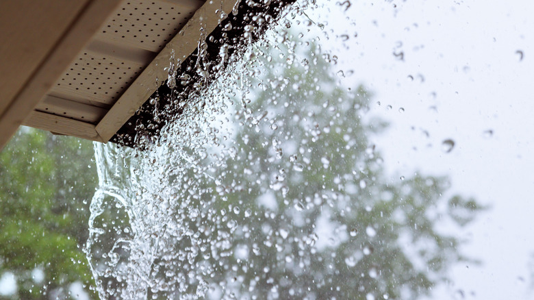 Yağmur oluklardan dökülüyor