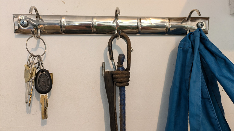 3 halkalı bir bağlayıcı omurga garaj depolama için kancalar olarak durur.