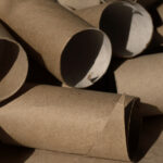 Tuvalet kağıdı rulolarını, banyo temellerini düzenli tutmak için yaratıcı bir şekilde yeniden kullanın