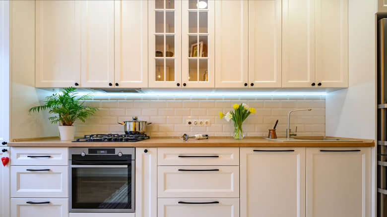 Bej mutfak dolapları