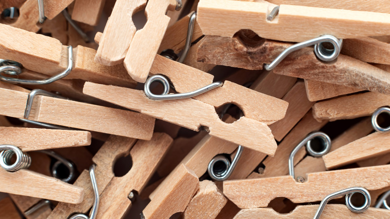 Bir yığın halinde ahşap kıyafetler