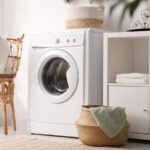 Küçük bir çamaşır odasından en iyi şekilde yararlanmak için eski bir ütü tahtası nasıl yükselir