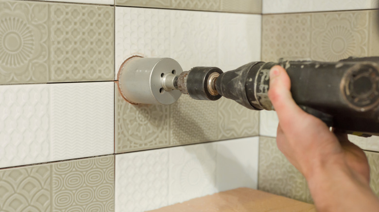 Fayanslarda Elmas Matkap Botu ile Matkap Kullanan Kişi