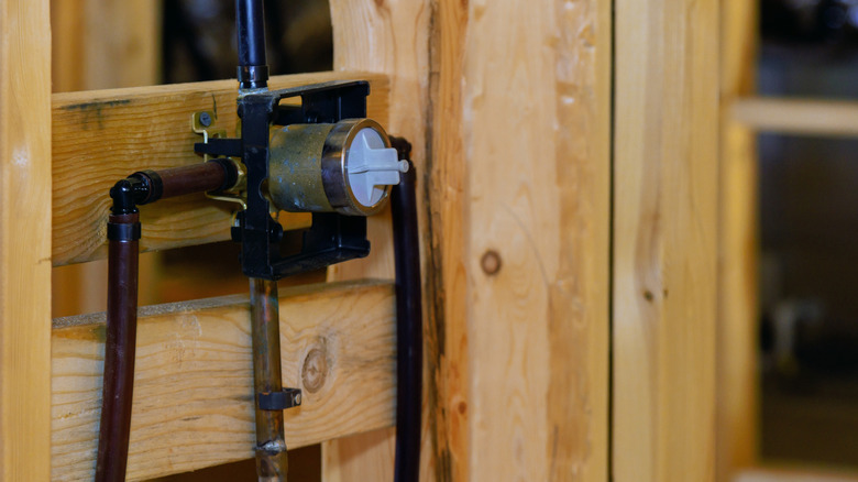 Duş vanası gösteren bitmemiş küvet yapısı