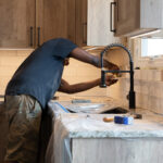 Karmaşık bir mutfak backsplash yapmak için kullanabileceğiniz beklenmedik malzeme