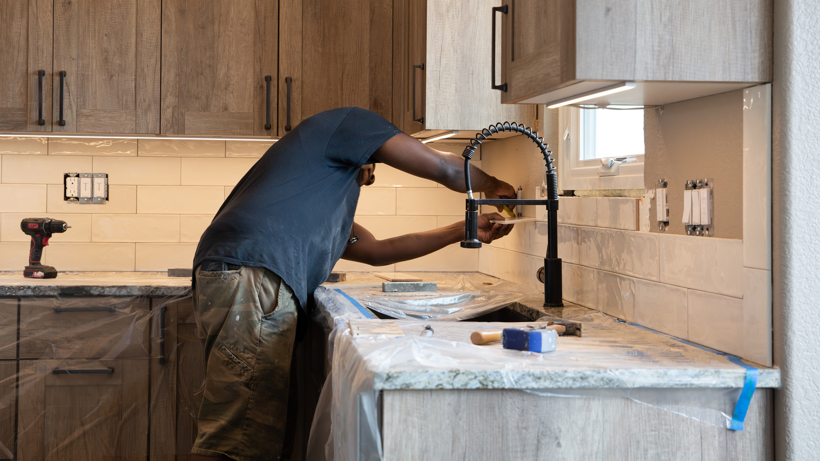 Karmaşık bir mutfak backsplash yapmak için kullanabileceğiniz beklenmedik malzeme