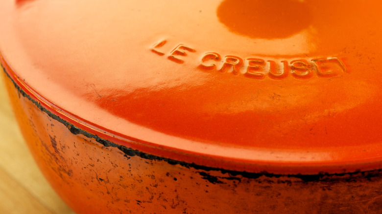 Yontulmuş dış kısımlı eski le creuset