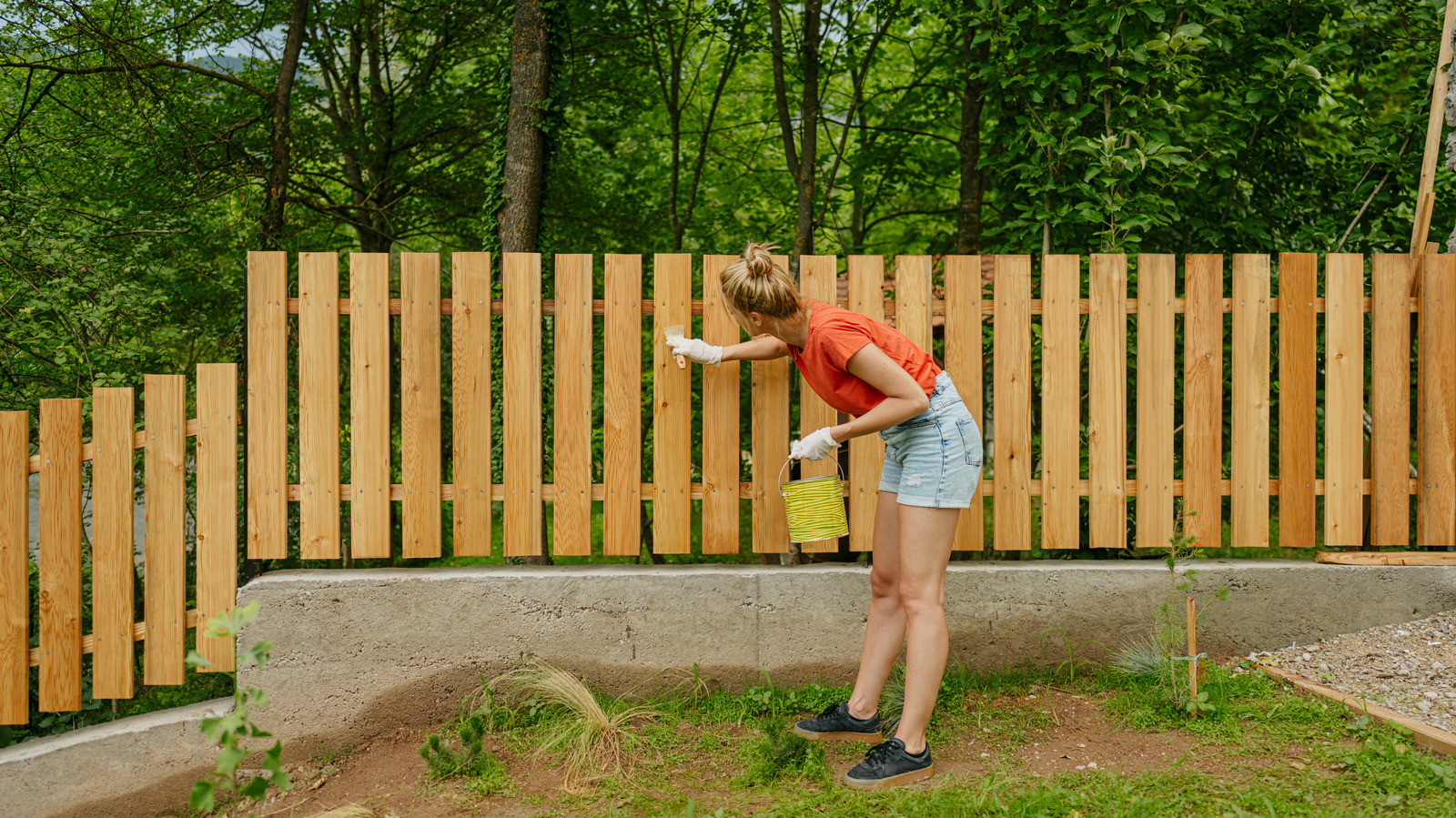 Büyük bir çit boyama işinin stresini hafifletmek için ipuçları
