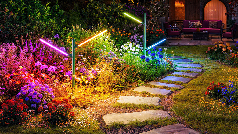 Govee Açık Bahçe Işıkları Bir Bahçe Geçit Yolu boyunca Renkli Bir Ambiyans Yaratın