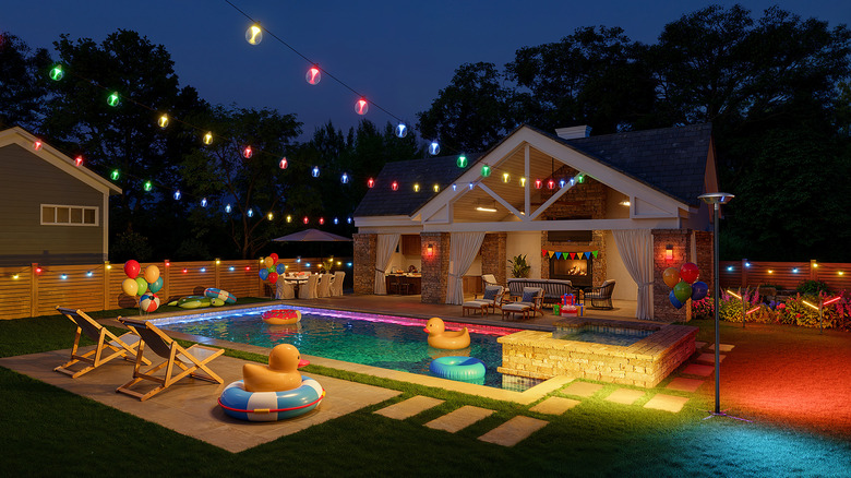 Govee Açık Işıklar Bir Havuz Çevresinde Şenlikli Bir Atmosfer Yarattı