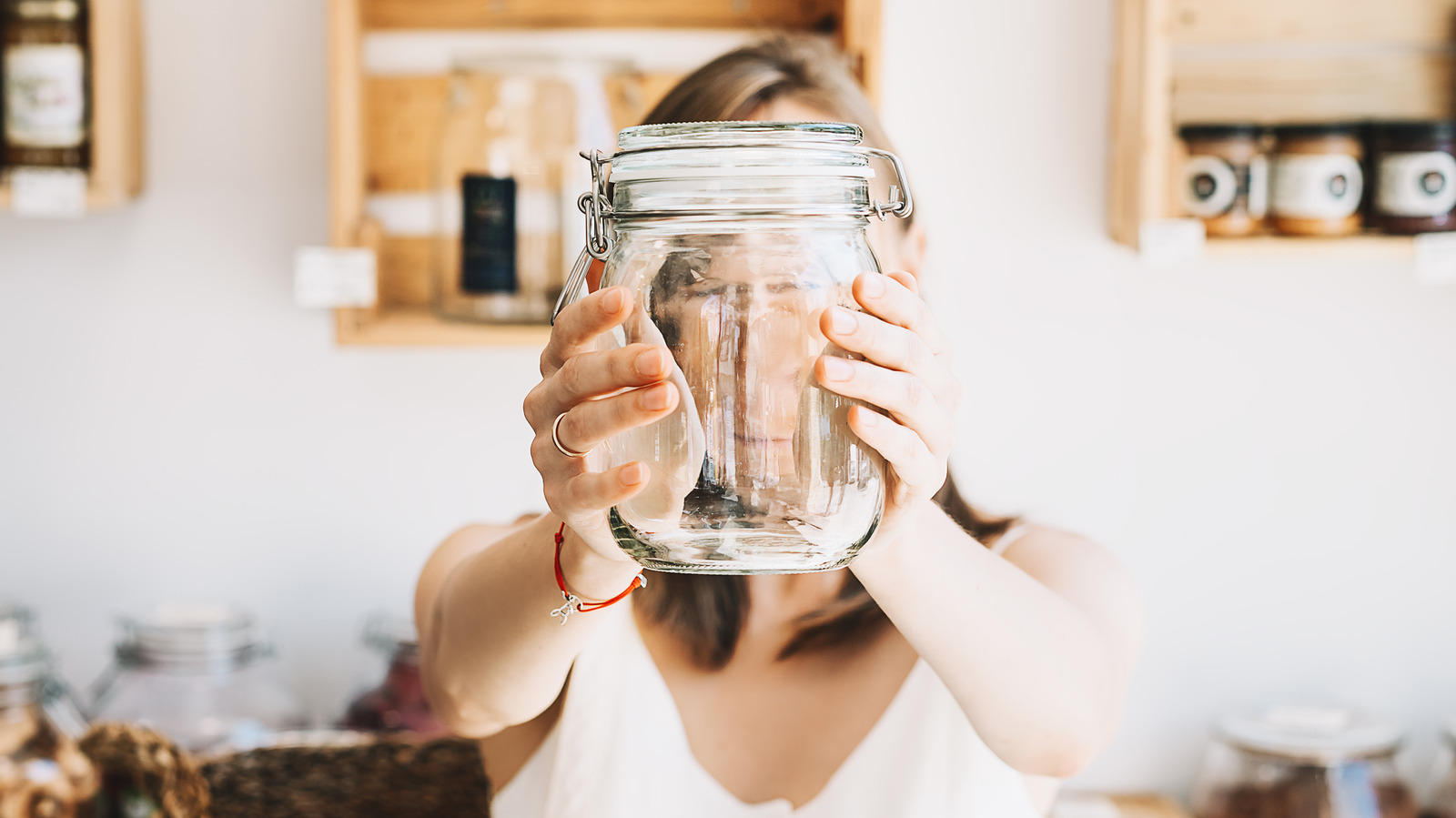 Bu dayanıklı küçük bitki kavanozlarda hayatta kalır ve neredeyse hiçbir şeye ihtiyaç duymaz