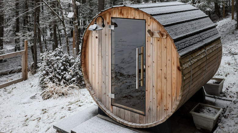 Açık havada varil tarzı bir sauna