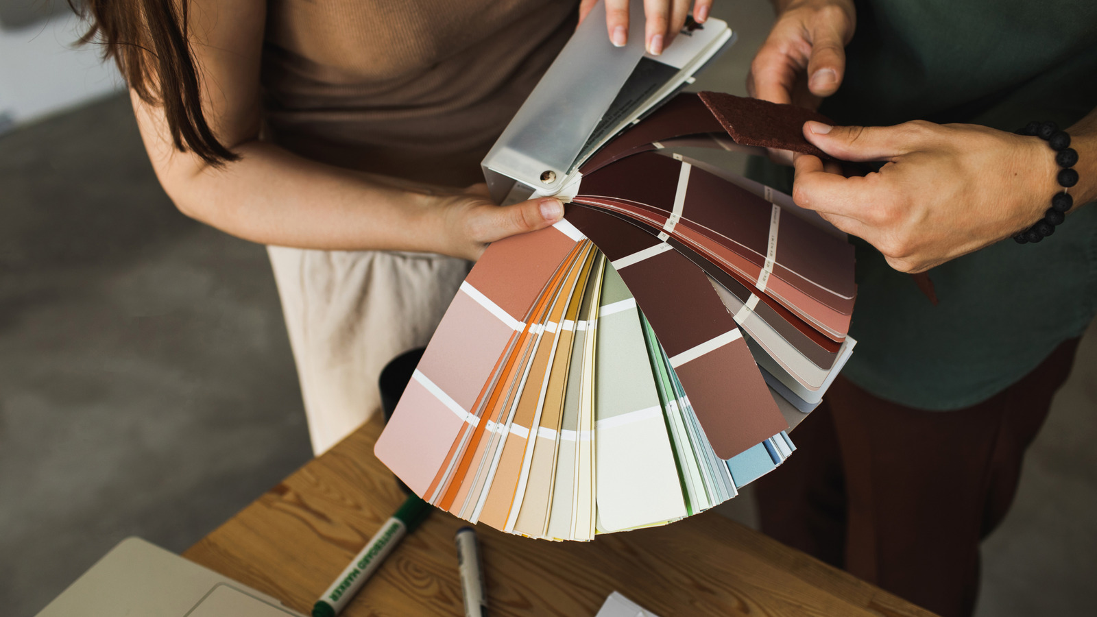 Küçük banyonunuzu daha büyük hissettirecek koyu renkler