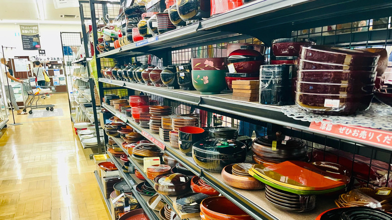 Thrift Mağazasında Seramik Bölümü