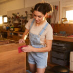 Bir IKEA Rast şifoniyerini modern, yivli bir görünümle komodin içine dönüştürün