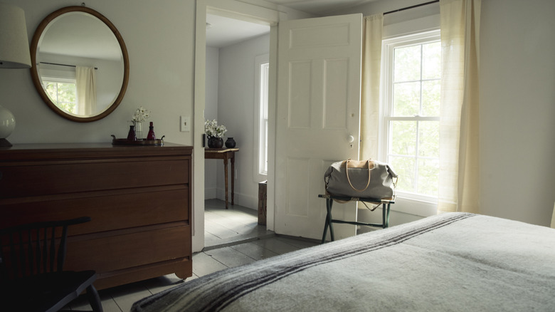 Açık kapı ve bagaj rafı ve şifoniyer ile konuk yatak odası