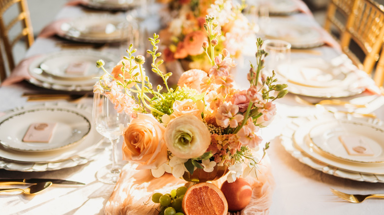 Çiçek aranjmanları ile zarif masa ayarı