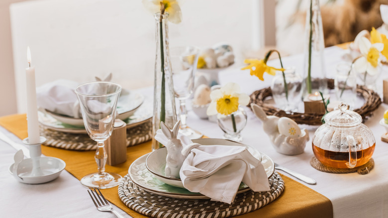 Tablo ve çiçek centerpieces ile lüks Paskalya masası ayarı