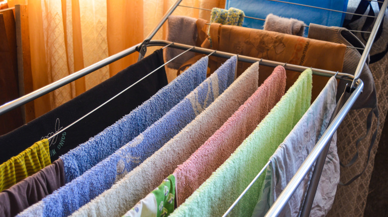 Bir odada ıslak çamaşır havası kurutma