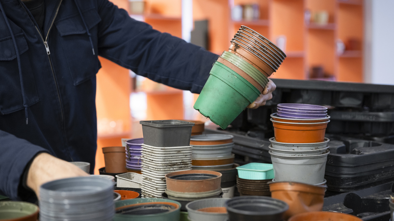 Eski vintage kitapların yardımıyla upcycle plastik kreş kapları
