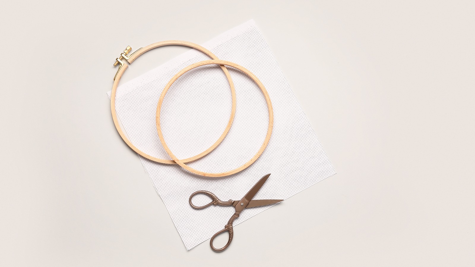 Eski nakış çemberleri ile tırmanma bitkileriniz için bir kafes kafes