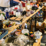 En sevdiğiniz küçük koleksiyonu bir DIY biblo rafı ile gizli tutun