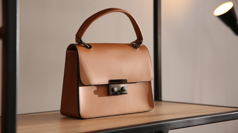 Bir rafta kahverengi deri çanta