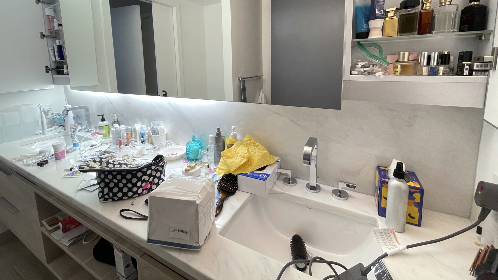 Banyo sayaçlarını ve çekmecelerinin dağınık tutulmasına yardımcı olan tuvalet kağıdı tutucu hack