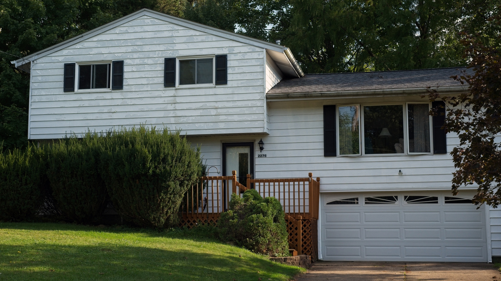 Bu bütçe dostu düzeltmelerle bölünmüş seviyeli evinizi tekrar parlatın