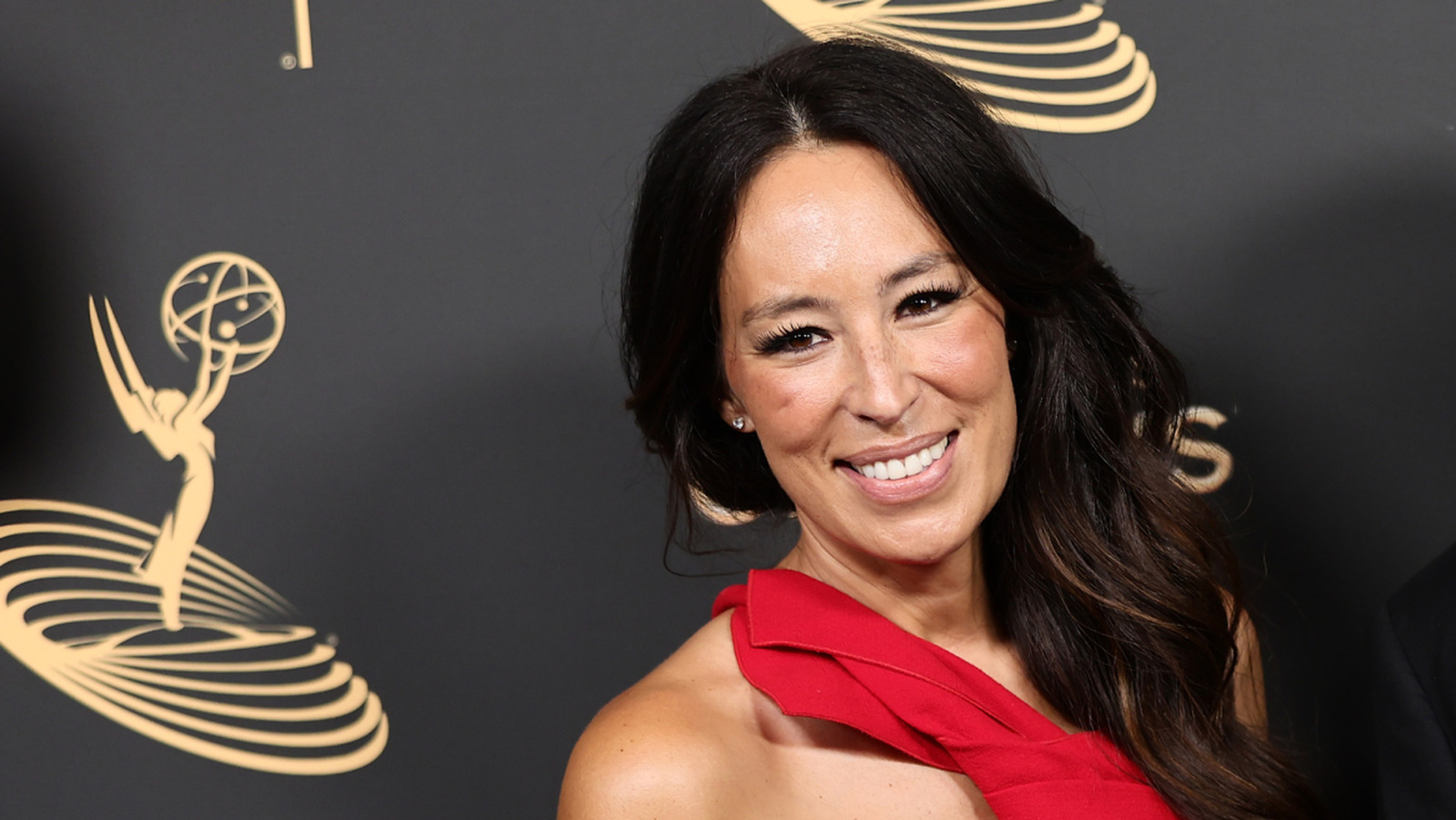 Joanna Gaines, banyonuzun daha büyük görünmesini sağlamak için bir duş perdesini nasıl hackliyor?