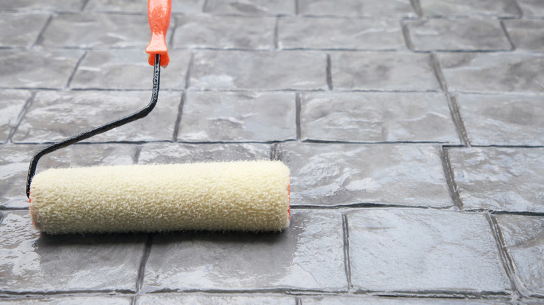 damgalı beton yüzeyde boya silindiri