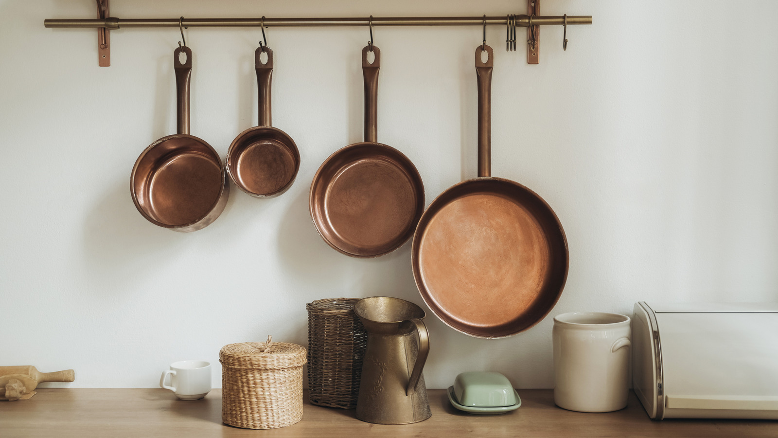 HGTV tasarımcılarına göre pirinç ve deri mutfak aksanlarıyla eşleşen renk