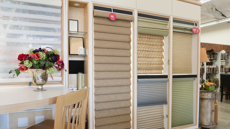 Bir mağazada sergilenen tonlar