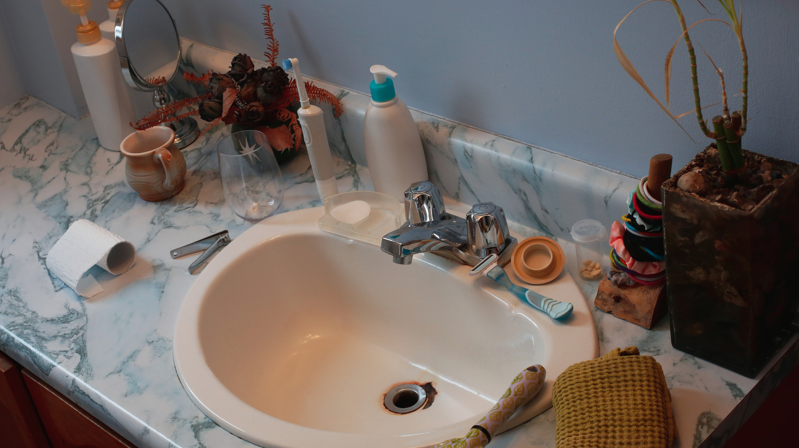 Basit bir dolar ağaç çözümü ile dağınık banyo tezgahlarına veda edin