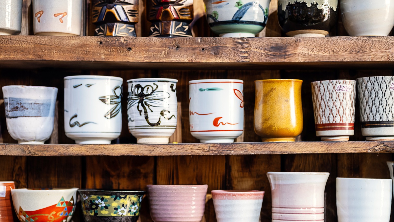Büyük cottagecore titreşimleri olan tasarruf sağlayabileceğiniz vintage kupalar