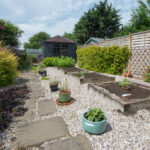 Bahçe çakılınızı ortak bir mutfak zımbasıyla eski ihtişamıyla yenileyin