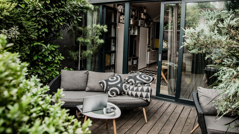 Davetkar veranda güvertesi