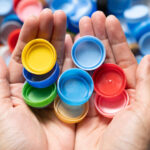 DIY Plastik şişe kapakları ile renkli bir saksı