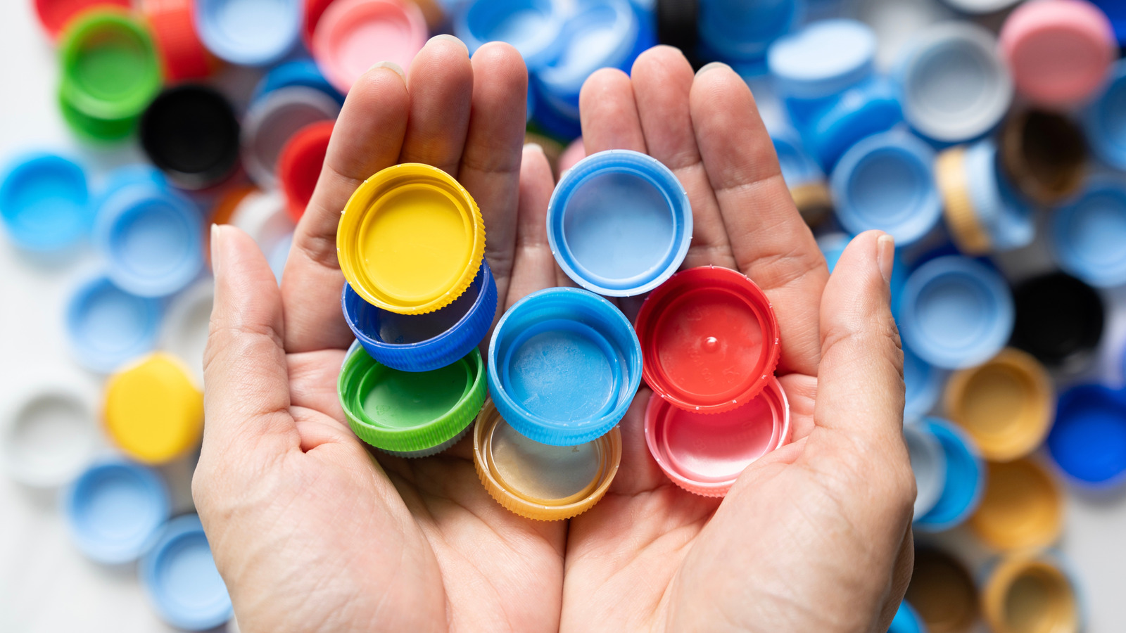 DIY Plastik şişe kapakları ile renkli bir saksı